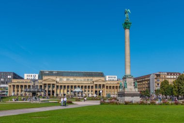 Stuttgart, Almanya, 18 Eylül 2020: İnsanlar Almanya 'nın Stuttgart kentindeki Schlossplatz' da güneşli bir günün tadını çıkarıyorlar