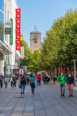 Stuttgart, Almanya, 19 Eylül 2020: İnsanlar Almanya 'nın Stuttgart kentindeki bir sokakta geziniyorlar