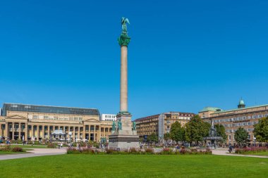 Stuttgart, Almanya, 18 Eylül 2020: İnsanlar Almanya 'nın Stuttgart kentindeki Schlossplatz' da güneşli bir günün tadını çıkarıyorlar