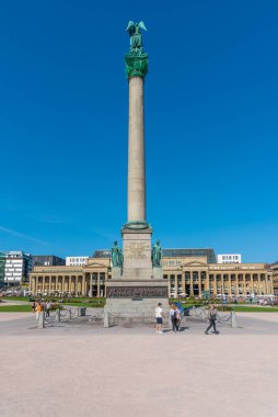 Stuttgart, Almanya, 18 Eylül 2020: İnsanlar Almanya 'nın Stuttgart kentindeki Schlossplatz' da güneşli bir günün tadını çıkarıyorlar