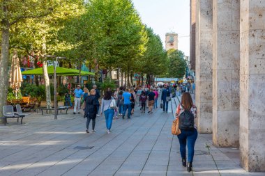 Stuttgart, Almanya, 19 Eylül 2020: İnsanlar Almanya 'nın Stuttgart kentindeki bir sokakta geziniyorlar