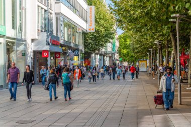 Stuttgart, Almanya, 19 Eylül 2020: İnsanlar Almanya 'nın Stuttgart kentindeki bir sokakta geziniyorlar