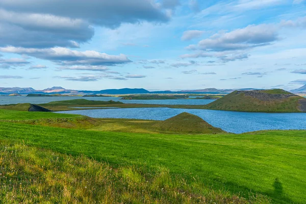 İzlanda 'daki Myvatn Gölü' nde bulunan Skutustadagigar sözde kraterleri