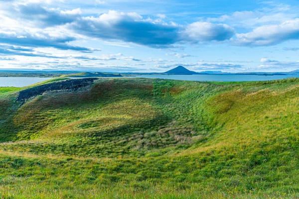 İzlanda 'daki Myvatn Gölü' nde bulunan Skutustadagigar sözde kraterleri