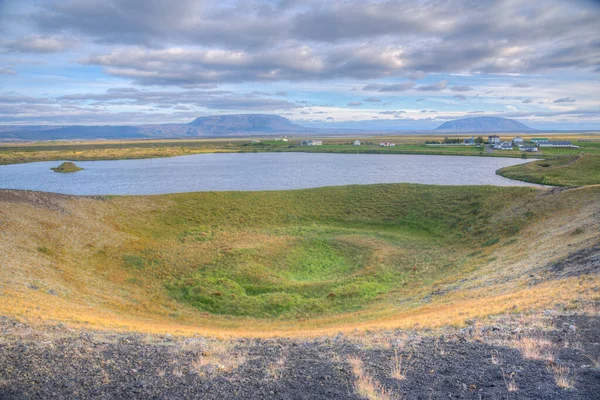 İzlanda 'daki Myvatn Gölü' nde bulunan Skutustadagigar sözde kraterleri