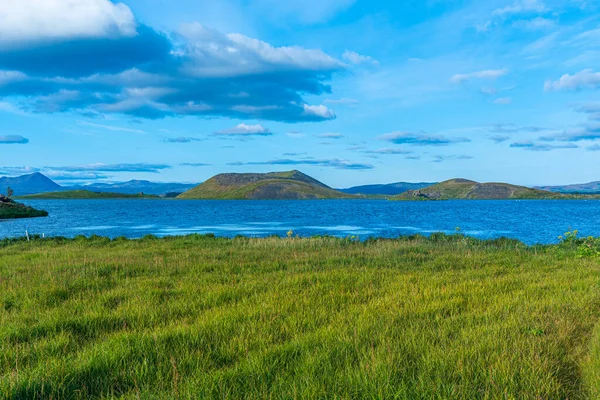 İzlanda 'daki Myvatn Gölü' nde bulunan Skutustadagigar sözde kraterleri
