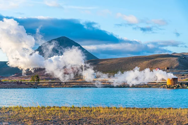 İzlanda 'daki BjarnarFlag jeotermal santralinin görüntüsü