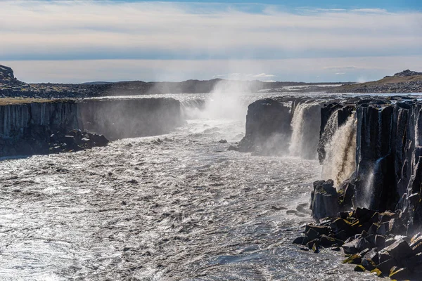İzlanda 'da güneşli bir günde görülen selfoss şelalesi