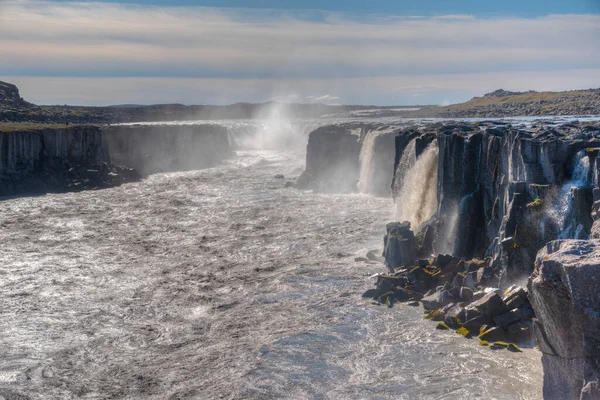 İzlanda 'da güneşli bir günde görülen selfoss şelalesi