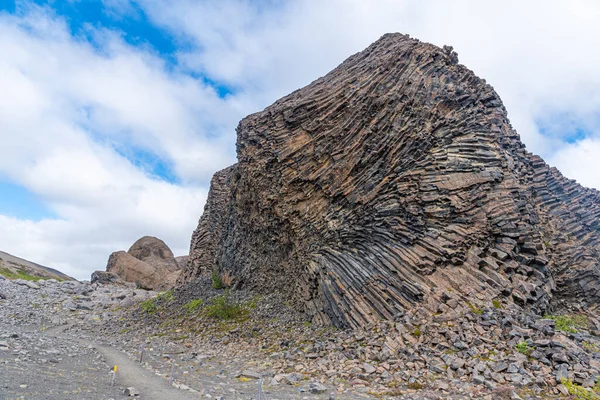 İzlanda 'daki Hljodaklettar' da altıgen bazalt kayaları