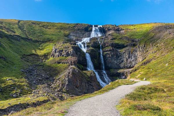 Rjukandi Vodopád Pozorovaný Během Slunečného Dne Islandu — Stock fotografie