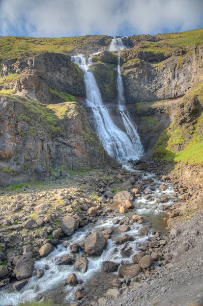 Rjukandi Vattenfall Ses Solig Dag Island — Stockfoto