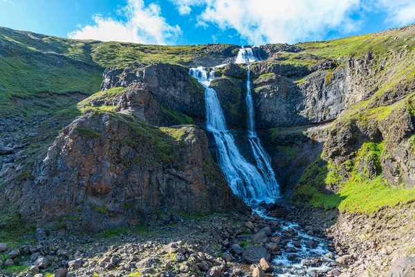 Rjukandi Vízesés Napsütéses Napon Izlandon — Stock Fotó