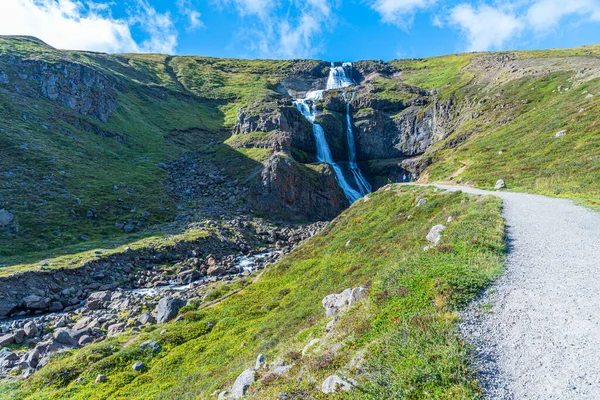 İzlanda 'da güneşli bir günde Rjukandi Şelalesi seyredildi