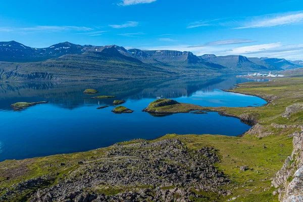 İzlanda 'daki Reydarfjordur ve alüminyum üretim tesisinin doğal manzarası