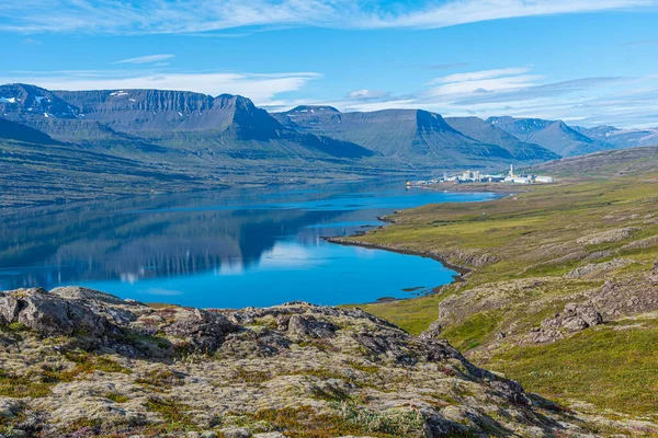 İzlanda 'daki Reydarfjordur ve alüminyum üretim tesisinin doğal manzarası