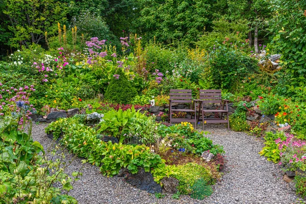 Twee Houten Stoelen Een Bloeiende Tuin — Stockfoto