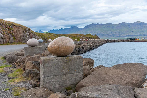 İzlanda 'daki Djupivogur köyündeki Merry Bay heykelinin yumurtaları.