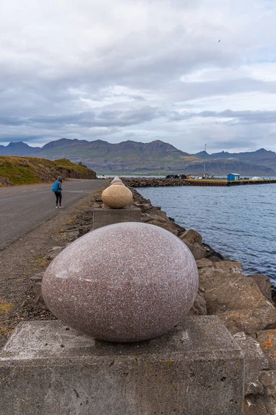 İzlanda 'daki Djupivogur köyündeki Merry Bay heykelinin yumurtaları.