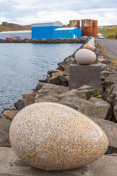 İzlanda 'daki Djupivogur köyündeki Merry Bay heykelinin yumurtaları.