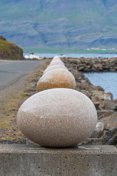 İzlanda 'daki Djupivogur köyündeki Merry Bay heykelinin yumurtaları.