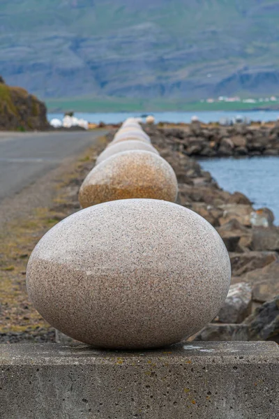 İzlanda 'daki Djupivogur köyündeki Merry Bay heykelinin yumurtaları.