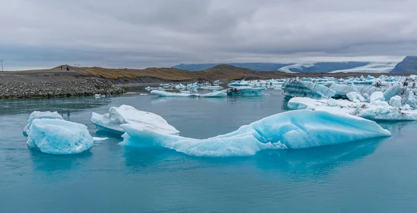 アイスランドのジョクルサロン ラグーンに浮かぶ氷山 — ストック写真
