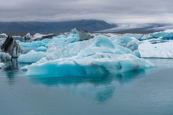 İzlanda 'daki Jokulsarlon gölünde yüzen buzdağları