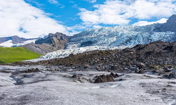 Güneşli bir günde İzlanda 'da Svinafeljkull Buzulu