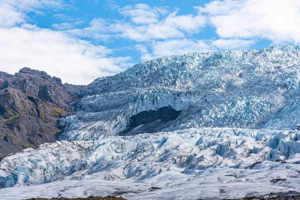 Güneşli bir günde İzlanda 'da Svinafeljkull Buzulu