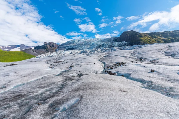 Güneşli bir günde İzlanda 'da Svinafeljkull Buzulu