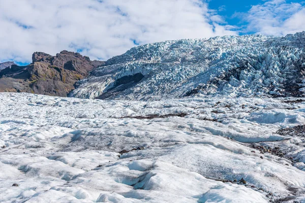 Güneşli bir günde İzlanda 'da Svinafeljkull Buzulu