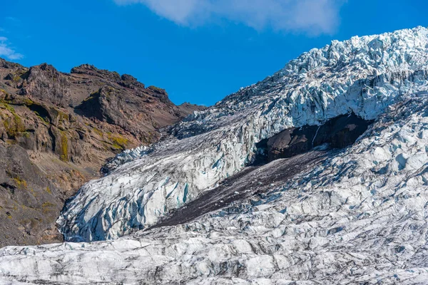 Güneşli bir günde İzlanda 'da Svinafeljkull Buzulu