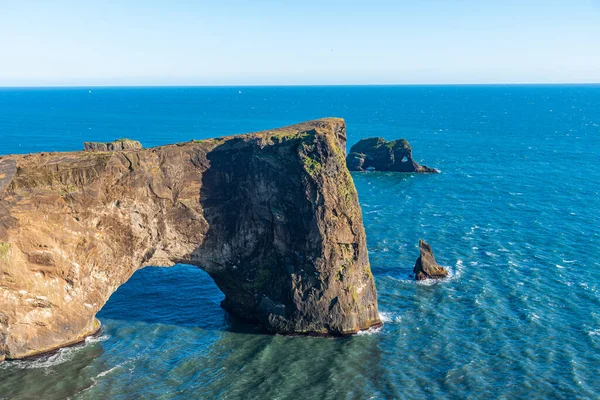 İzlanda 'daki Reynisfjara plajının yanındaki Dyrholaey kemeri.