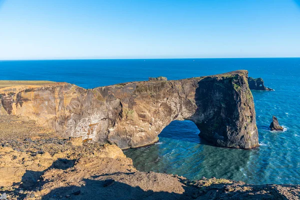 İzlanda 'daki Reynisfjara plajının yanındaki Dyrholaey kemeri.