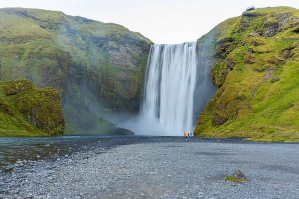 Skogafoss Şelalesi İzlanda 'da güneşli bir günde görülüyor