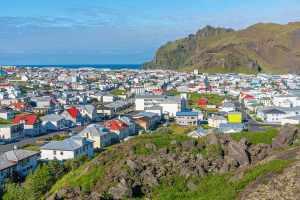Heimaey Adası 'ndaki evlerin çatıları, İzlanda' nın Vestmannaeyjar takımadasının bir parçası.