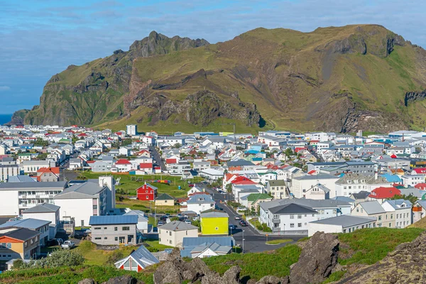 Heimaey Adası 'ndaki evlerin çatıları, İzlanda' nın Vestmannaeyjar takımadasının bir parçası.