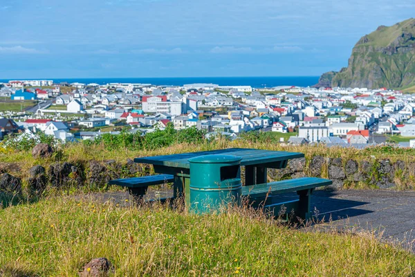 Heimaey Adası 'ndaki evlerin çatıları, İzlanda' nın Vestmannaeyjar takımadasının bir parçası.