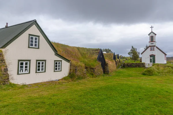 Традиционные Дома Белая Церковь Келдуре Исландии — стоковое фото