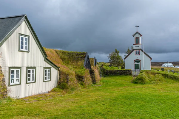 Traditionelle Rasenhäuser Und Eine Weiße Kirche Keldur Auf Island — Stockfoto