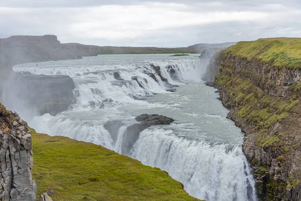 İzlanda 'da bulutlu bir günde Gulfoss Şelalesi izlendi