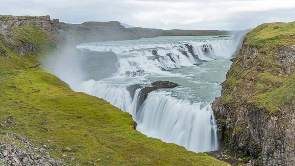 İzlanda 'da bulutlu bir günde Gulfoss Şelalesi izlendi