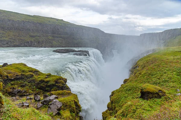 İzlanda 'da bulutlu bir günde Gulfoss Şelalesi izlendi