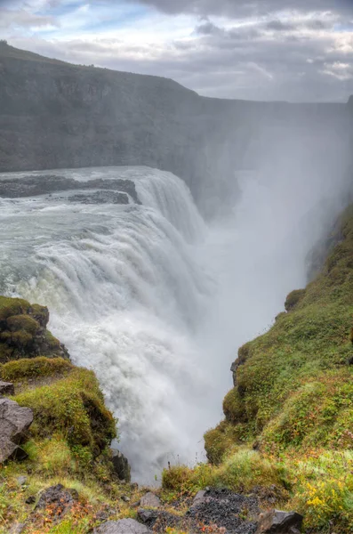 İzlanda 'da bulutlu bir günde Gulfoss Şelalesi izlendi