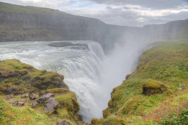 İzlanda 'da bulutlu bir günde Gulfoss Şelalesi izlendi
