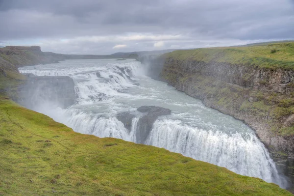 İzlanda 'da bulutlu bir günde Gulfoss Şelalesi izlendi