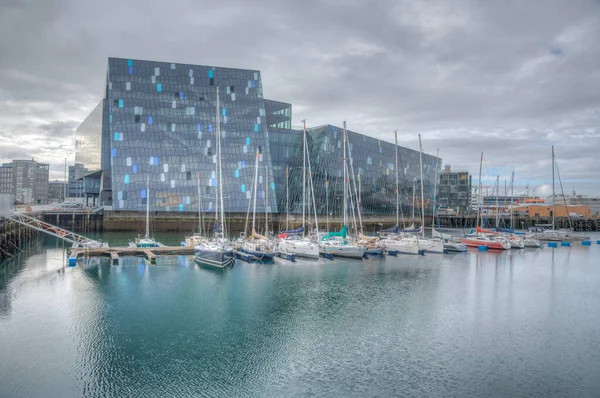 Reykjavik, İzlanda 'daki Harpa konser salonunun görüntüsü