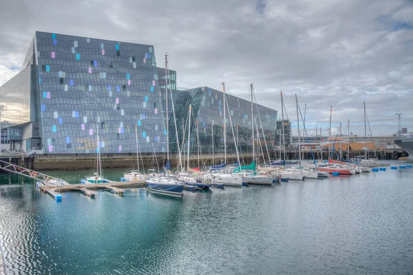 Reykjavik, İzlanda 'daki Harpa konser salonunun görüntüsü