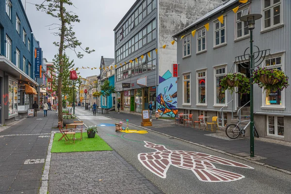 Reykjavik, İzlanda, 30 Ağustos 2020: Reykjavik, İzlanda 'nın merkezindeki Laugavegur Caddesi manzarası